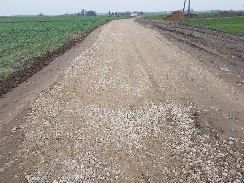 Rozpoczęła się budowa drogi łączącej Szczutowo z Jakubkowem w gminie Radomin