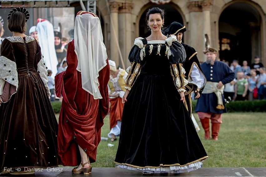 Pokaz mody historycznej w Zamku Książ