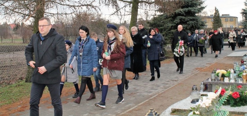 Delegacje i mieszkańcy zgromadzili się na cmentarzu...