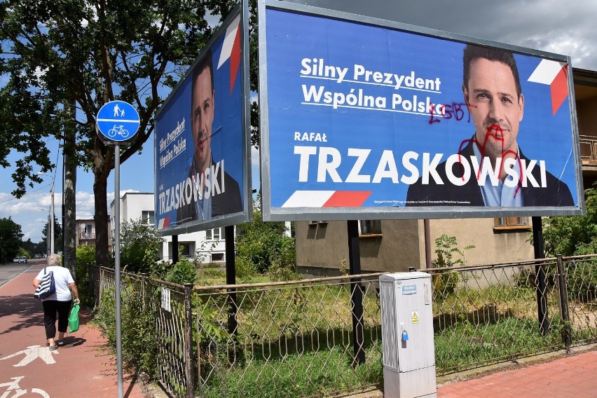 Wybory 2020 w Chodzieży: Wulgarne rysunki na plakatach Rafała Trzaskowskiego [ZDJĘCIA]