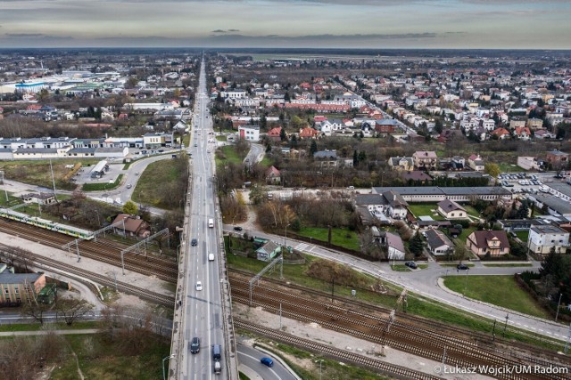 Nowy wiadukt wraz z przystankiem kolejowym ma być zbudowany w ciągu 24 miesięcy.