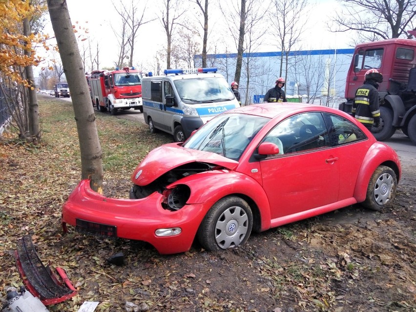 Volkswagen beetle rozbił się na drzewie na Alei Jana Pawła II