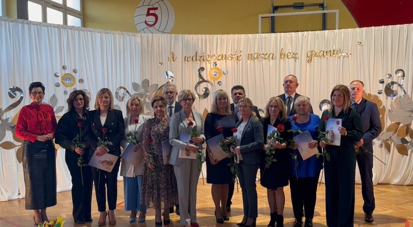 Gminny Dzień Edukacji Narodowej w SP nr 5 w Wieluniu. Burmistrz nagrodził 11 dyrektorów i nauczycieli