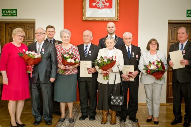 Porozmawialiśmy przez chwilę z wszystkimi tymi parami. Okazuje się, że nie ma jednoznacznej recepty na tak długie pożycie małżeńskie. Każda z par przez pół wieku inaczej radziła sobie z burzami, lub choćby trudnościami w małżeństwie.



Czego wstydzą się kobiety? Aktorki i psycholog dyskutują.

