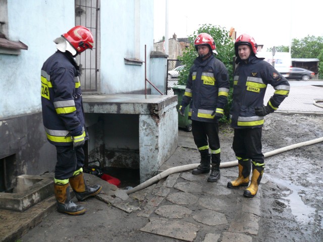 Strażacy pompują wodę z zalanej piwnicy jednej z kamienic przy ulicy Częstochowskiej w Kaliszu.