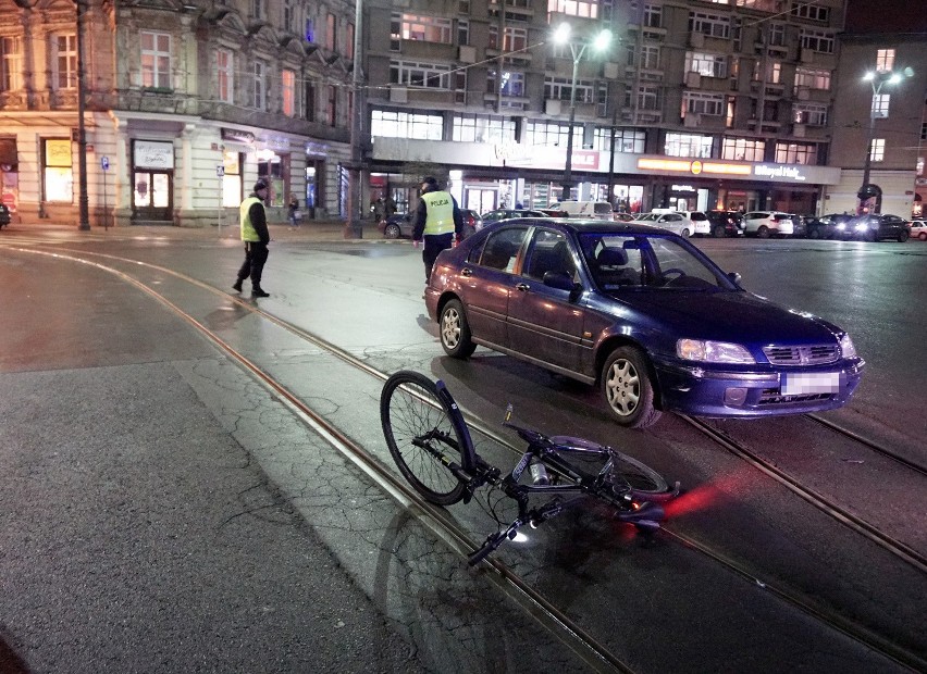 Samochód potrącił rowerzystę na placu Wolności w Łodzi [ZDJĘCIA]