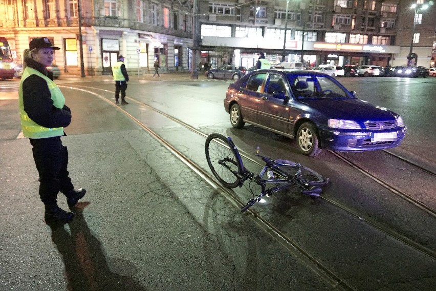 Samochód potrącił rowerzystę na placu Wolności w Łodzi [ZDJĘCIA]