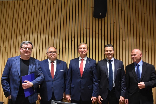 W debacie biorą udział wszyscy kandydaci z wyjątkiem Damiana Bartyli, obecnego prezydenta Bytomia oraz Andrzeja Panka (KWW Andrzeja Panka).
