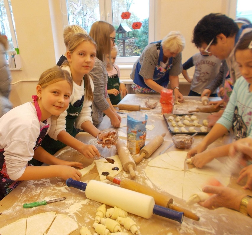 Warsztaty kulinarne z pieczenia Rogali w Szkole Podstawowej w Słocinie
