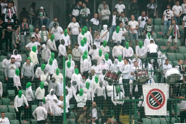 Kibice powoli wracają na stadiony w PKO Ekstraklasie. W 35. kolejce na trybunach zasiadło nieco ponad 32 tys. widzów, co jest całkiem niezłym rezultatem. Na pewno najlepszym po przerwie spowodowanej przez pandemię koronawirusa. 

Fani dostali zielone światło od 19 czerwca. Do tej pory odbyło się pięć serii spotkań z kibicami na trybunach. 

No właśnie, gdzie po powrocie ligi przyszło najwięcej kibiców? Pamiętajcie, że kluczowa jest tutaj pojemność danego obiektu oraz ilość meczów rozegranych u siebie. Ponadto nie wszystkie kluby organizują imprezy masowe.

Gdzie przychodzi najwięcej kibiców? SPRAWDŹ! -->