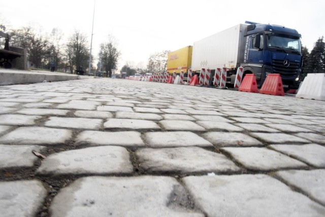 Końcowy etap prac na placu św. Jadwigi Śląskiej w Krośnie Odrzańskim.