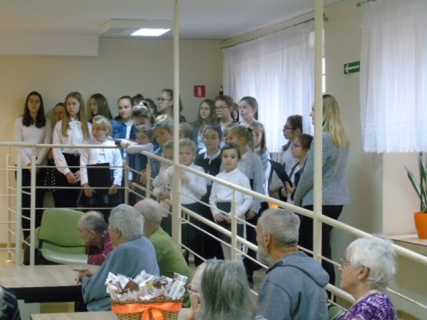 Uczennice z SP Lisków przygotowały program artystyczny "O Niepodległości" dla seniorów z DPS