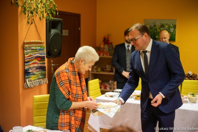 W piętek 16 grudnia prezydent Radomia Radosław Witkowski odwiedził klub Senior plus i złożył życzenia seniorom.