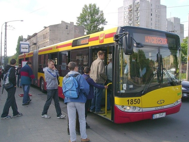 Na Tramwajowej 6 pod siedzibą MPK, skąd wycieczka wyruszyła pojawiło się kilkunastu mieszkańców gotowych na wycieczkę.