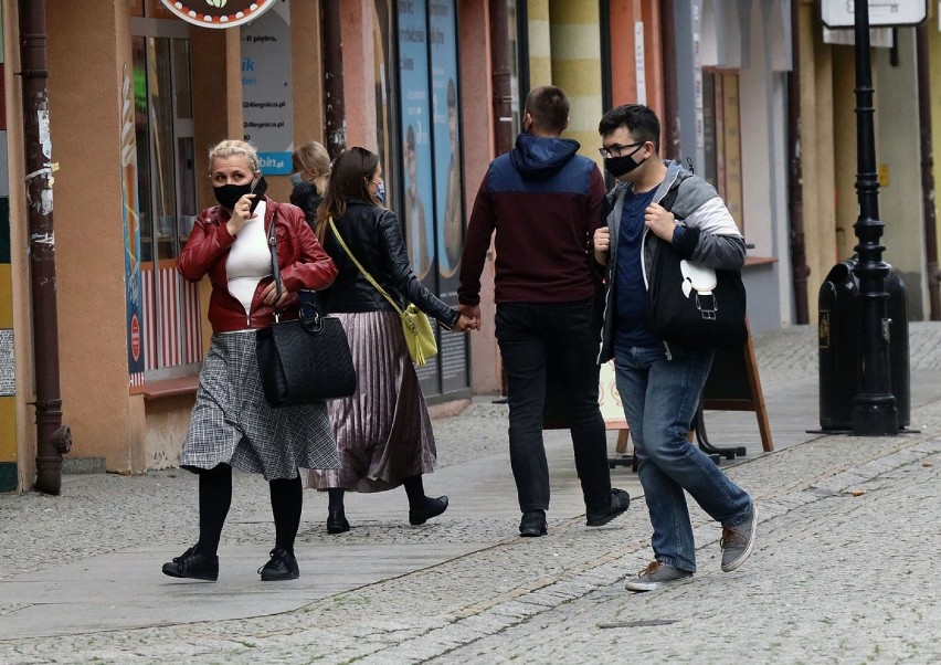 Maseczki obowiązkowe - legniczanie je noszą w obawie przed koronawirusem [ZDJĘCIA]