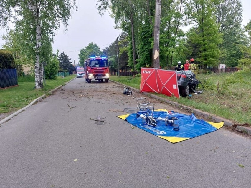 Koszmarny wypadek w Pilchowicach. Samochód uderzył w drzewo, dwie osoby nie żyją