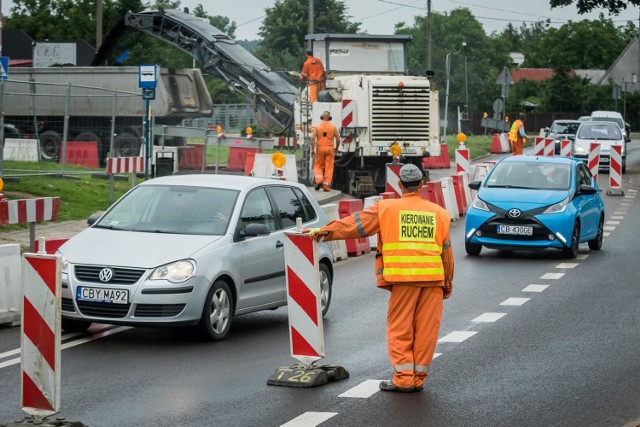 Ulica Nakielska to jedna z bardziej obciążonych ruchem drogowym arterii komunikacyjnych w Bydgoszczy.

Pomiar ruchu w 2006 roku wykazał, że w szczycie komunikacyjnym przejeżdża przez nią do 1100 pojazdów na godzinę. Jest to jedno z niebezpieczniejszych miejsc w Bydgoszczy - często dochodzi tam do potrąceń pieszych. 

Zobacz także! Obwodnica Bydgoszczy to część trasy S5. Zobacz zdjęcia z placu budowy [zdjęcia lotnicze, wizualizacja]

Plan przebudowy
Po obu stronach remontowanej drogi zostaną poprowadzone chodnik i ścieżka rowerowa. Koszt prac to ponad 40 mln zł. Na połączeniu ulic Bronikowskiego i Nakielskiej powstanie rondo spiralne. Na połączeniu ul. Łochowskiej i Nakielskiej, w miejscu obecnego skrzyżowania, powstanie rondo.. 

Zobacz także! Na ulicach Bydgoszczy praca wre. Sprawdź, gdzie są remonty i utrudnienia na drogach [lista]Na Nakielskiej jezdnia ma być poszerzona do czterech pasów. W praktyce będzie to dwupasmówka, z dwoma wewnętrznymi buspasami, z których także będzie możliwość skrętu w lewo. Pasażerowie czekający na autobus będą korzystać z przystanków wiedeńskich, znajdujących się na niewielkim podniesieniu jezdni do poziomu chodnika.





Tak szaleli na drogach w regionie. To cud, że ludzie przeżyli! [wideo - Program Stop Agresji Drogowej]

