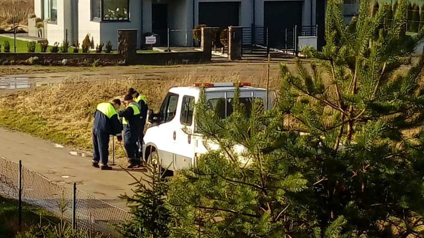 PGK Puck płucze wodociąg w Połczynie Bis