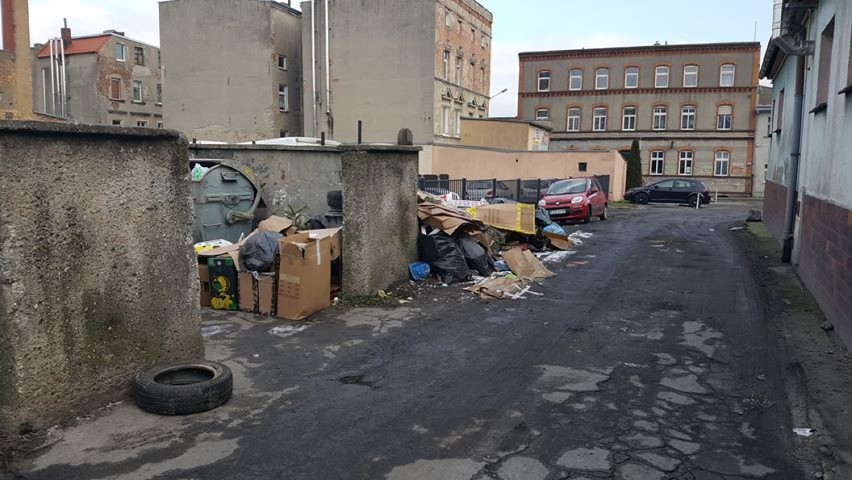 Sterty śmieci przy ul. Parkowej w Żarach. Kto za to odpowiada? [ZDJĘCIA]