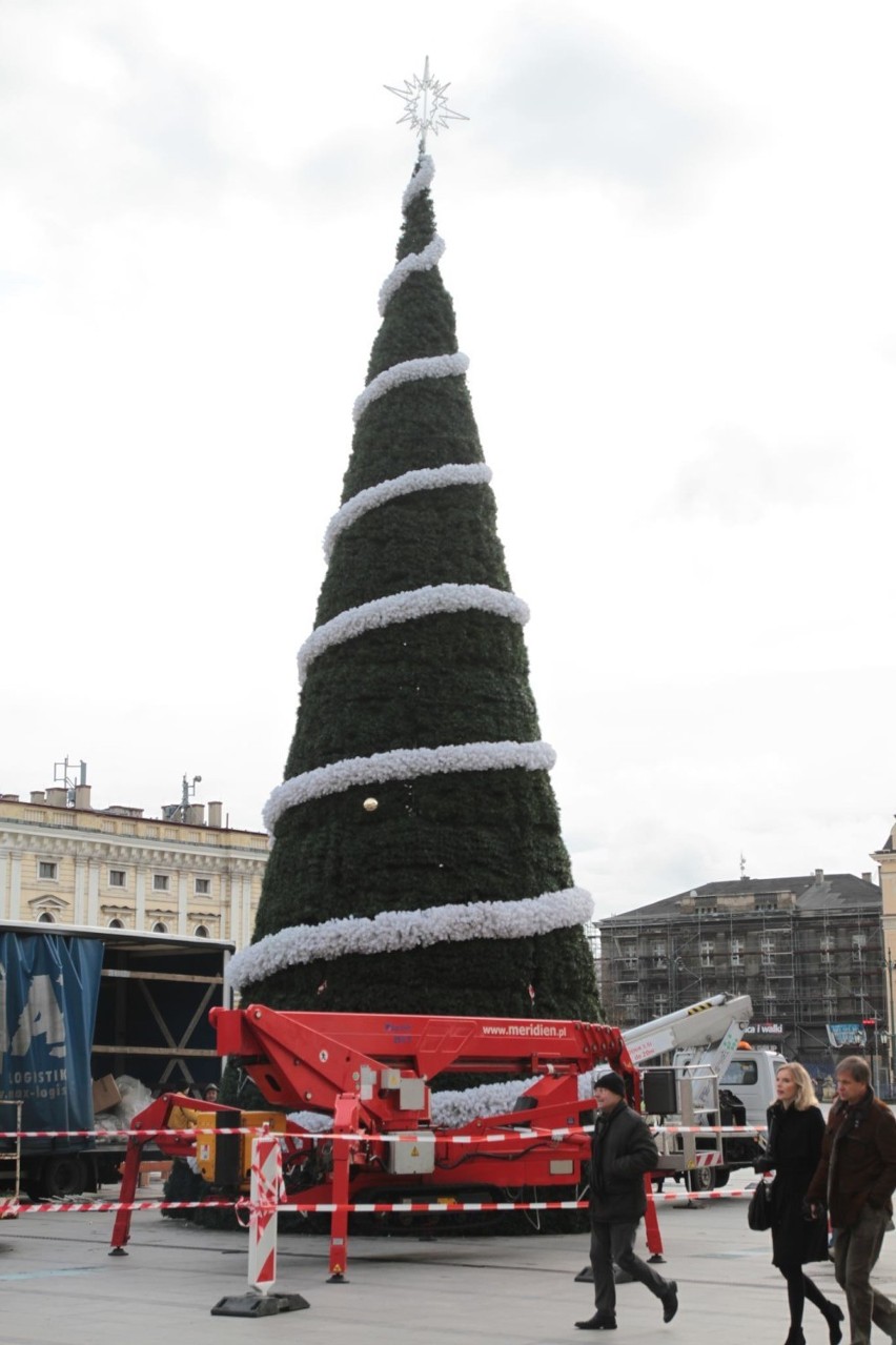 Choinka stanęła przed Galerią Krakowską [ZDJĘCIA]