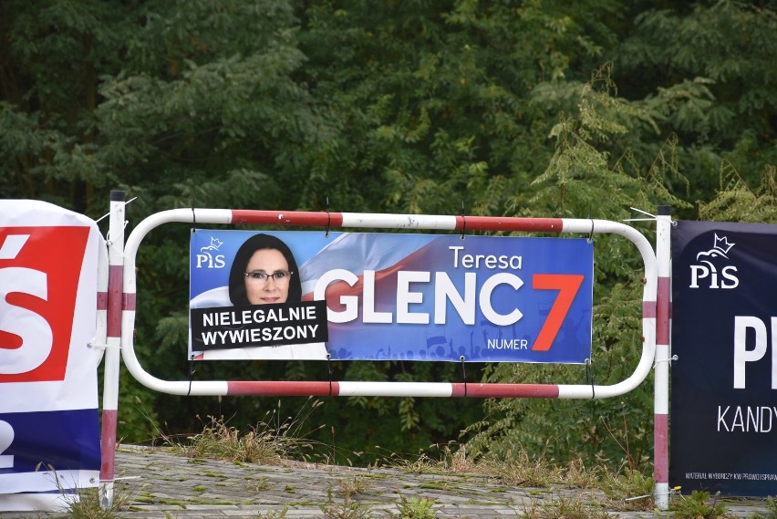 Plakaty kandydatów PiS z naklejką "Nielegalnie wywieszony" w Rybniku