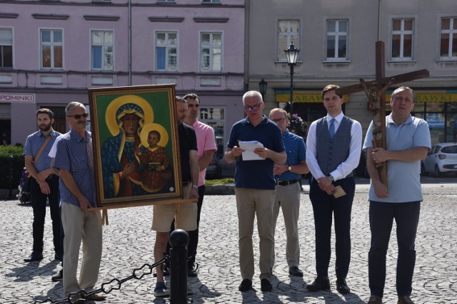 Pogrążeni w modlitwie mężczyźni przeszli przez Śrem