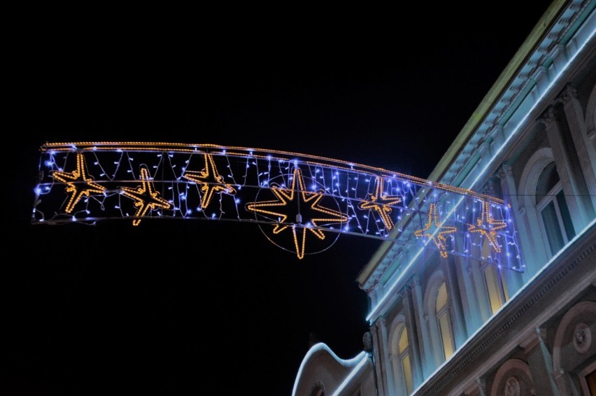 W Wejherowie rozbłysły iluminacje! Plac Wejhera w świątecznym nastroju |ZDJĘCIA