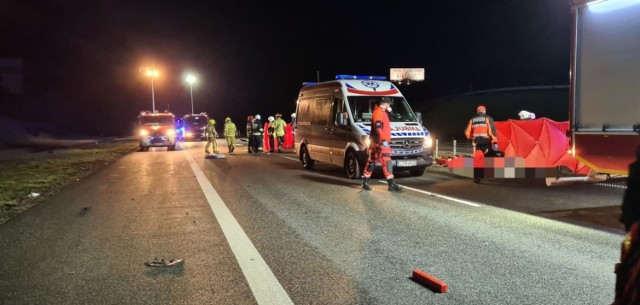 W wypadku w Malankowie zginęły dwie osoby. To kierowca i pasażerka opla insignia, który uderzył w ciężarowe Iveco