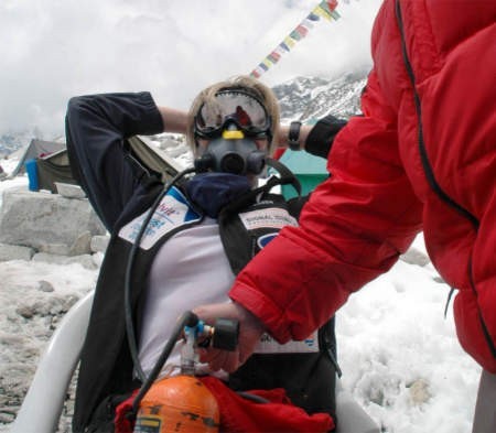 Martyna Wojciechowska przymierza maskę tlenową, która będzie jej potrzebna być może już za dwa tygodnie na wysokości powyżej 8000 m. - Fot. Wojciech Trzcionka