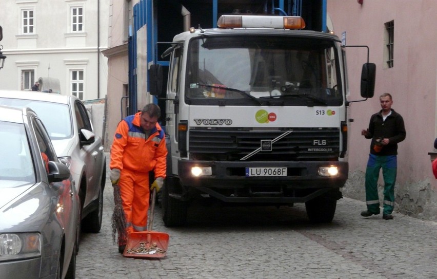 Firmy sprzątające Lublin od rana robią porządki w mieście. W...