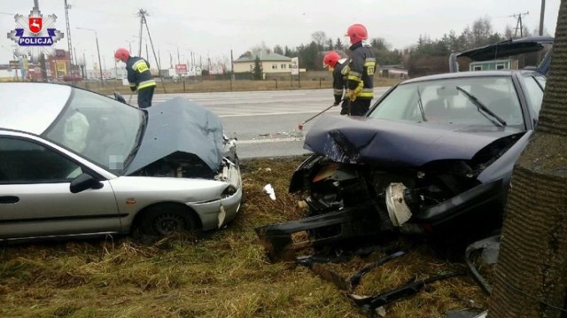 Krasnystaw. Groźny wypadek na obwodnicy, siła uderzenia wybiła samochód do góry