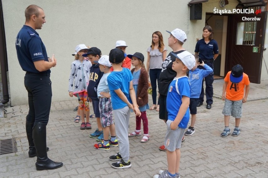 W wakacje dzieci odwiedziły policję konną w Chorzowie...