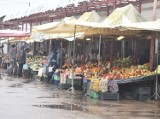 Ceny warzyw i owoców na targowisku Korej w Radomiu w czwartek 31 marca. Nadal drogie ogórki i pomidory. Zobacz zdjęcia