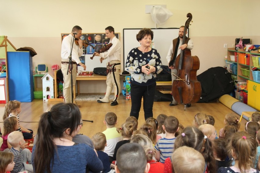 Złotów - Kapela "Góralska Hora" grała  w przedszkolu nr 2