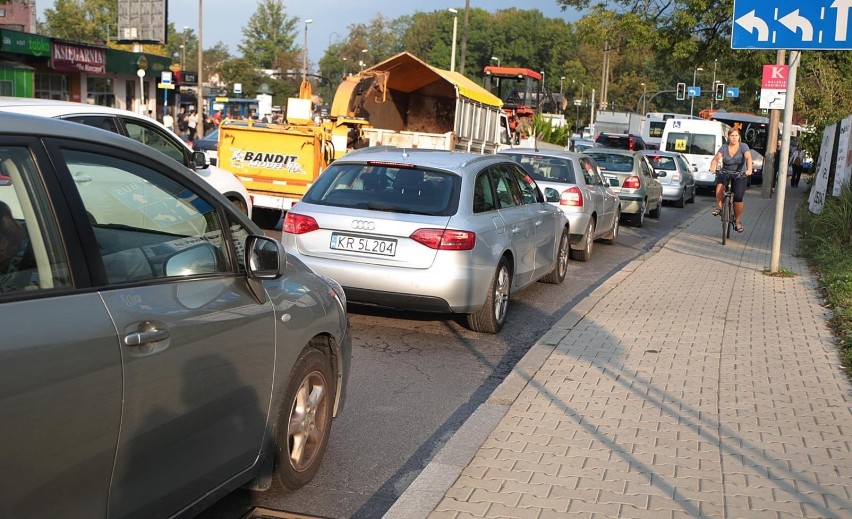 Awaryjna naprawa torowiska na rondzie Matecznego. Szykują się kolejne utrudnienia dla pasażerów