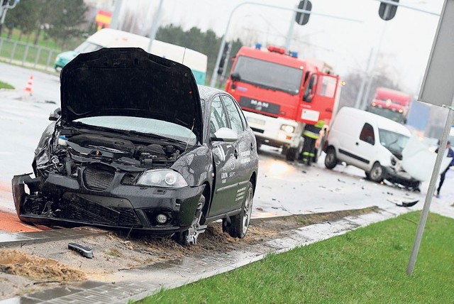 Renault kangoo wyjeżdżało właśnie sprzed Portu Łódź, gdy od strony centrum ul. Pabianicką nadjechał seat ibiza...