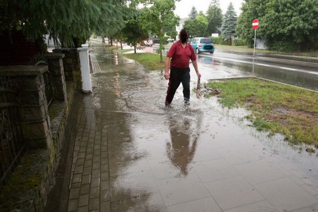 Burza i potężna ulewa nad Słupskiem. W wielu miejscach interweniują strażacy