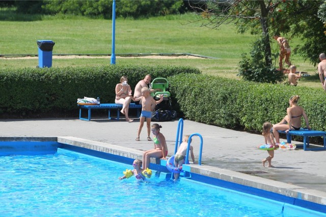 Starują letnie baseny Poznańskich Ośrodków Sportu i Rekreacji. Od soboty 25 czerwca będzie można korzystać z pływalni Kasprowicza, a dzień później, czyli w niedzielę 26 czerwca, otworzy się Chwiałka.
