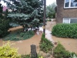 Intensywne opady i zalane posesje w okolicach Nysy. Na miejsce pojechało 6 zastępów straży pożarnej 