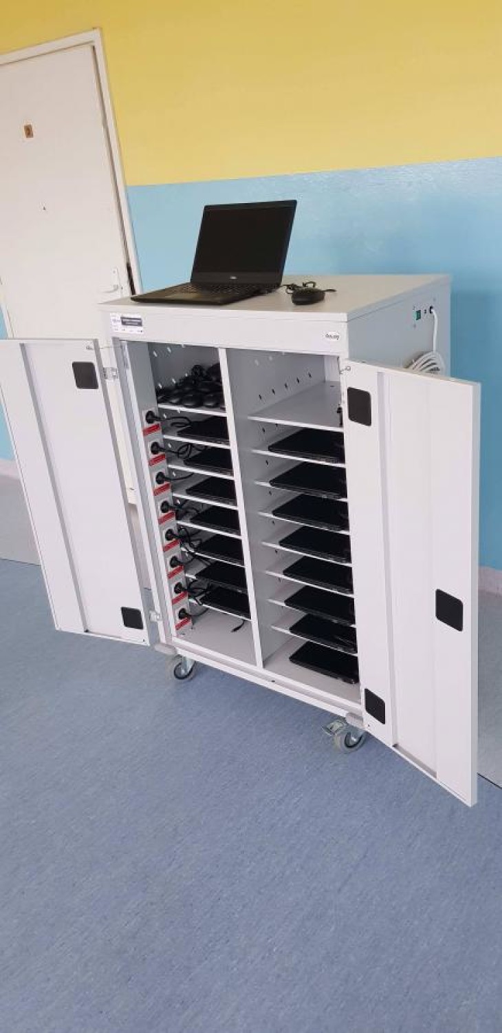 Nowy sprzęt komputerowy trafił do uczniów w gminie Drzewica i Opoczno. Ma pomóc w zdalnym nauczaniu [zdjęcia]