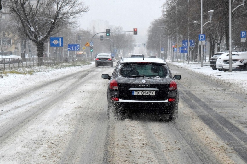Atak zimy w Kielcach. W niedzielę ulice pełne śniegu i bardzo ślisko. Zobaczcie zdjęcia