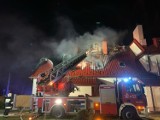 Pożar przy ul. Sportowej w Tarnowie. Paliło się w budynku wielorodzinnym. Akcja strażaków trwała kilka godzin [ZDJĘCIA]