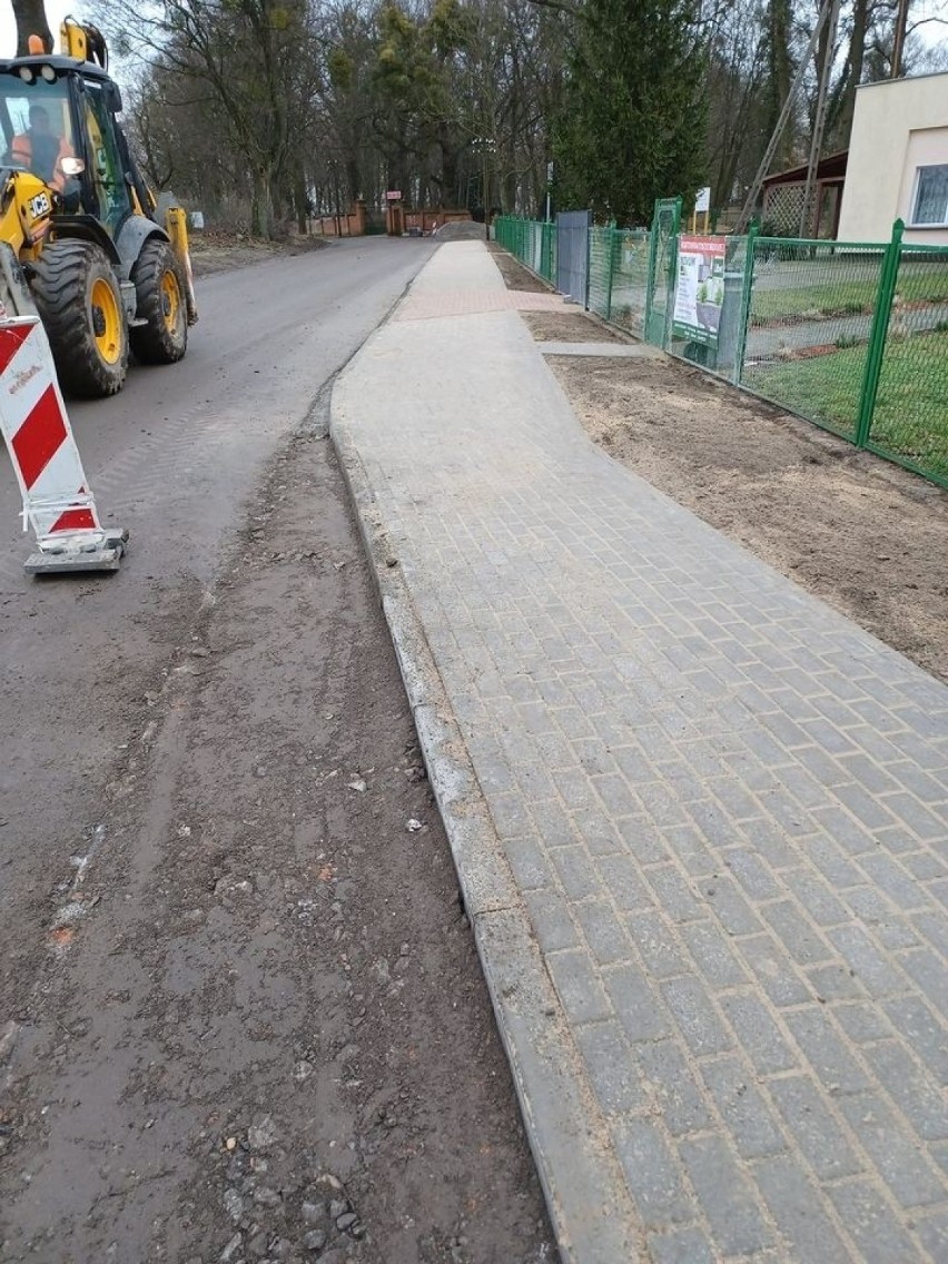 Rozpoczęto budowę przejść dla pieszych na drogach powiatu...