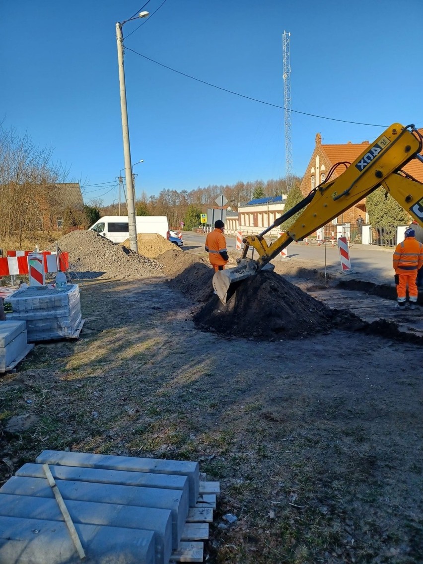 Rozpoczęto budowę przejść dla pieszych na drogach powiatu...