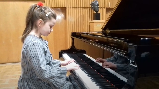 Do bydgoskiej szkoły muzycznej zaprasza, m.in., Kalina z klasy pierwszej fortepianu