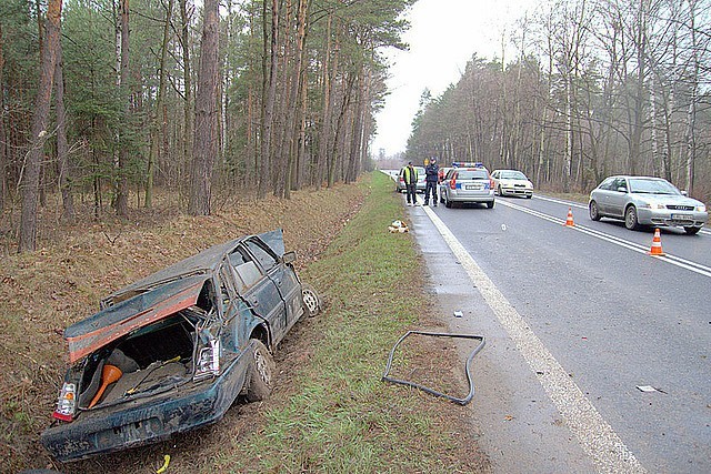 Wypadek w Komorowie. Auto dachowało w rowie [zdjęcia]