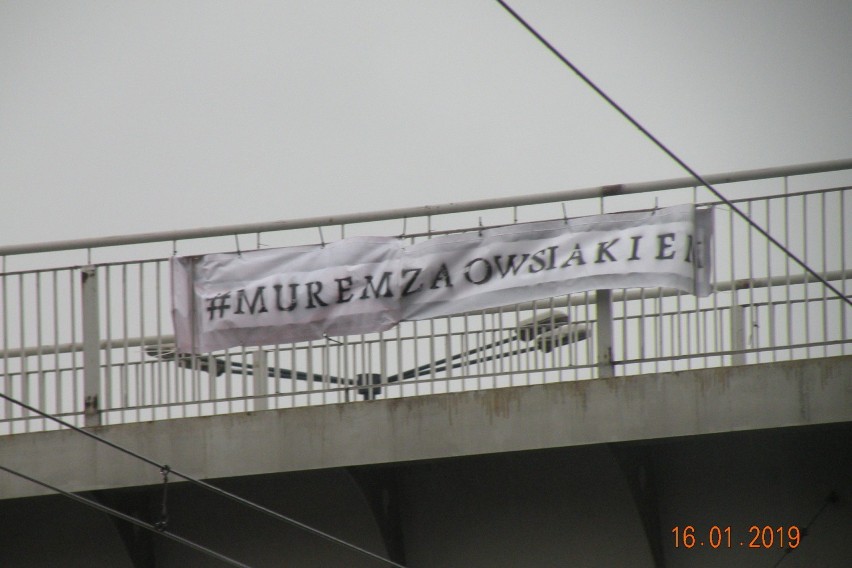 Baner #MuremZaOwsiakiem, który zawisł w Krakowie