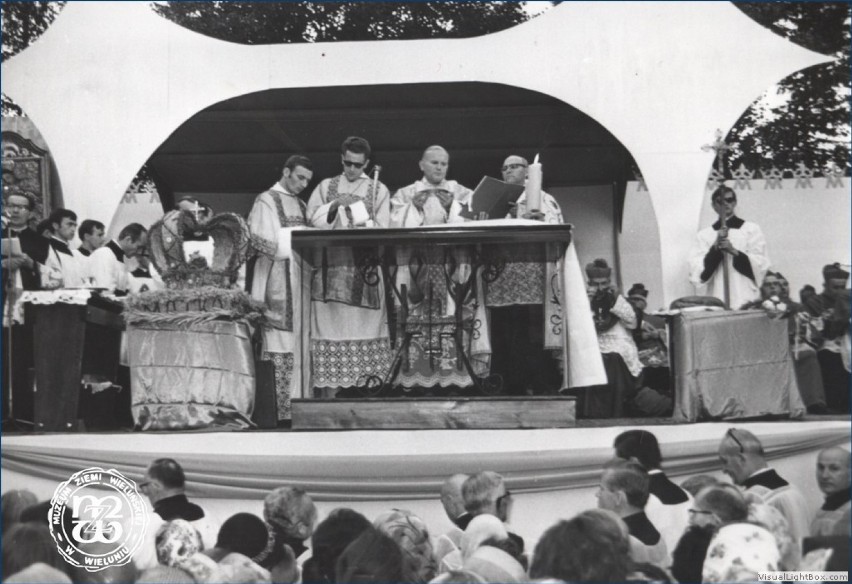 Kardynał Wojtyła był w Wieluniu w 1971 r. Koronował obraz wspólnie z prymasem Wyszyńskim. 35 lat później w mieście odsłonięto pomnik papieża