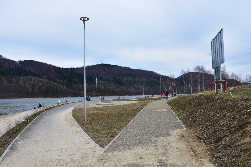 Gorlickie. Gorliczanie spędzają czas nad Klimkówką. Jedni odpoczywają na kaskadzie, inni spacerują pomiędzy Słoneczną Przystanią a Woprówką