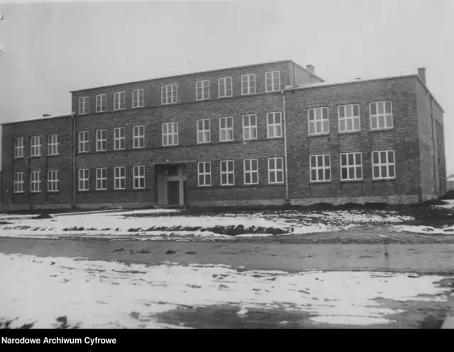 Strzemieszyce. Szkoła powszechna. 1935 rok 

Zobacz kolejne zdjęcia/plansze. Przesuwaj zdjęcia w prawo - naciśnij strzałkę lub przycisk NASTĘPNE